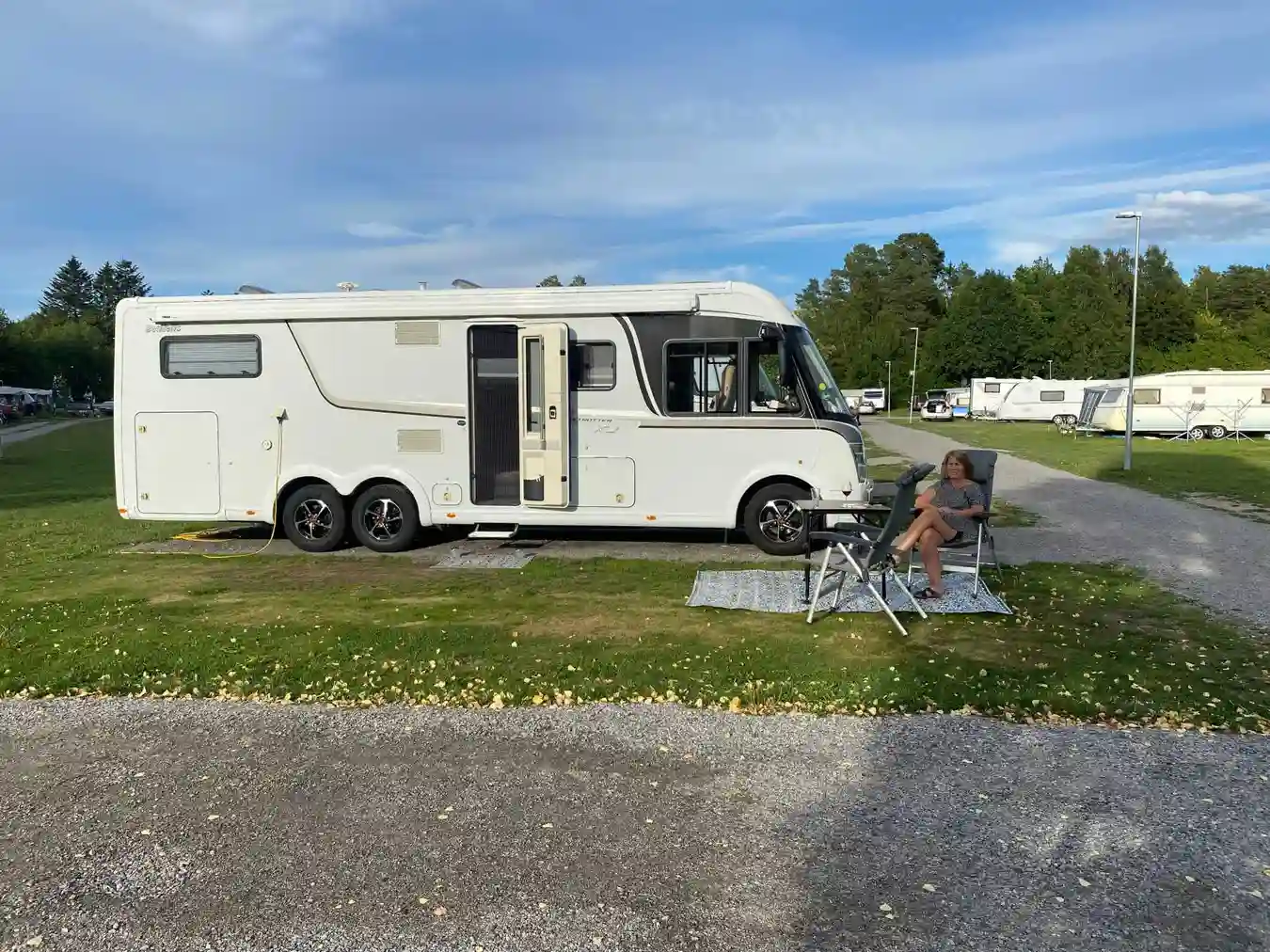 Upptäck Mälarbadens Camping! Perfekta ställplatser för husbil vid Mälaren i Torshälla. Bad, padel, fiske & service året runt. Boka din plats idag!