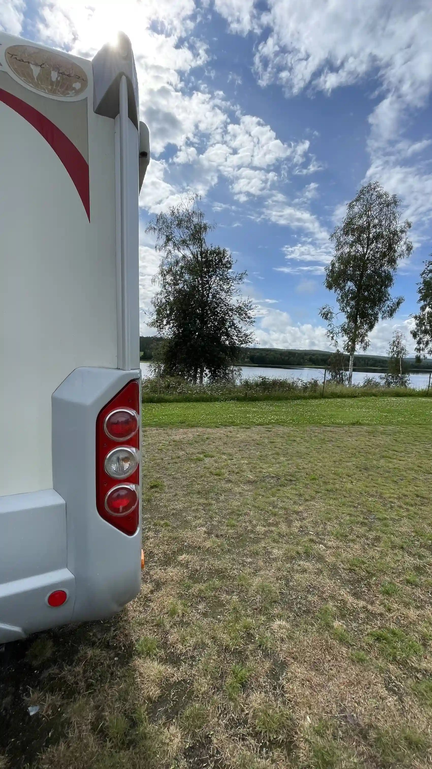 Bo med husbil/husvagn vid Gideå Ställplats! El, vatten, tömning, WC, WiFi & sjönära läge. Unik tillgång till Gideågårdens bastu, café & gym. Boka nu!