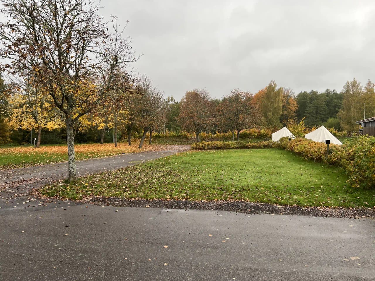 Upptäck Tidaholms Camping, en familjevänlig ställplats nära centrum med pool, service & aktiviteter. Perfekt för husbil/husvagn. Boka din plats idag!