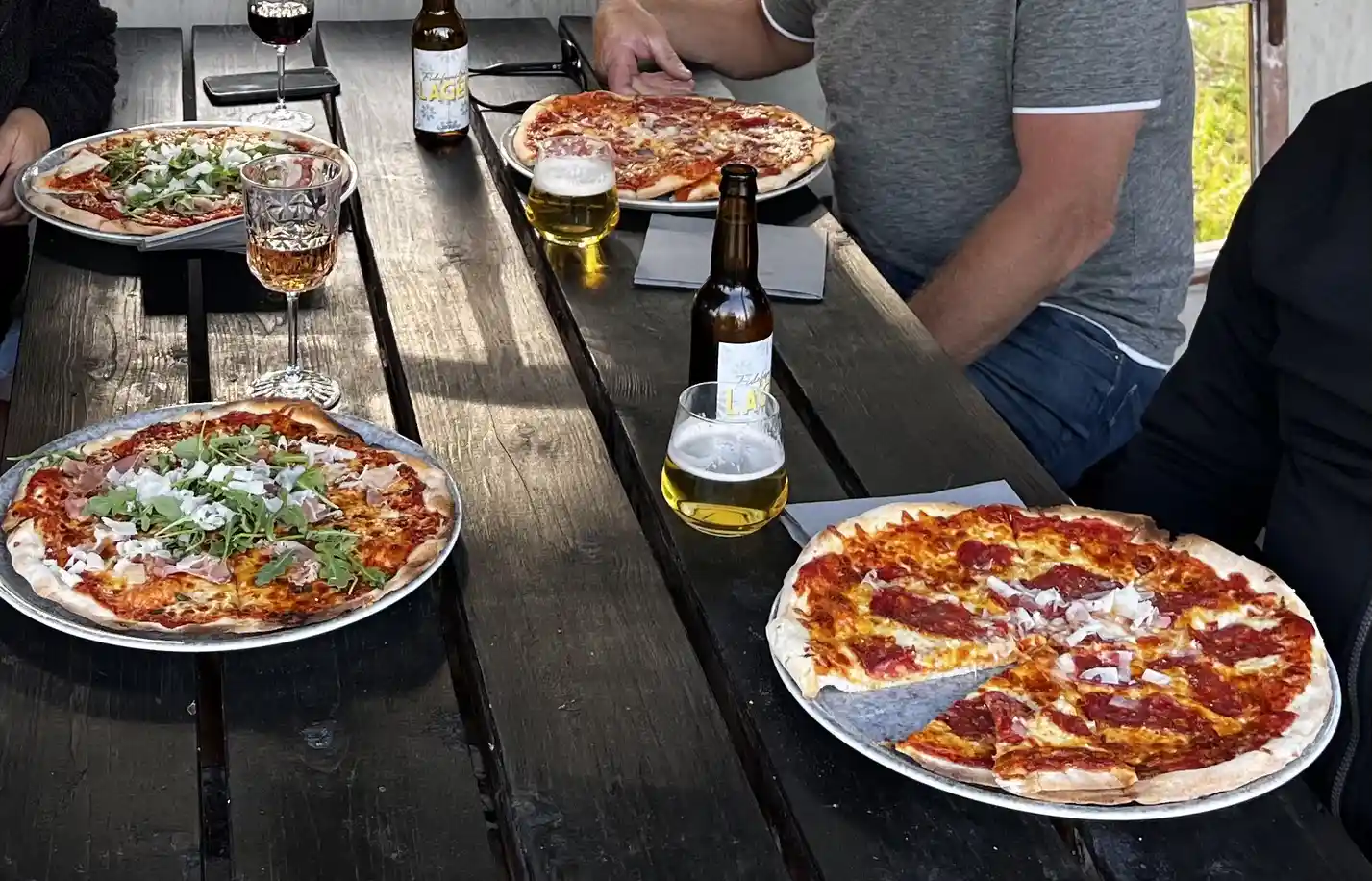 Upptäck Fide Äventyrsby – unik ställplats på södra Gotland med äventyrspark, havsbad & familjefokus. Boka din husbilsplats nära havet idag!