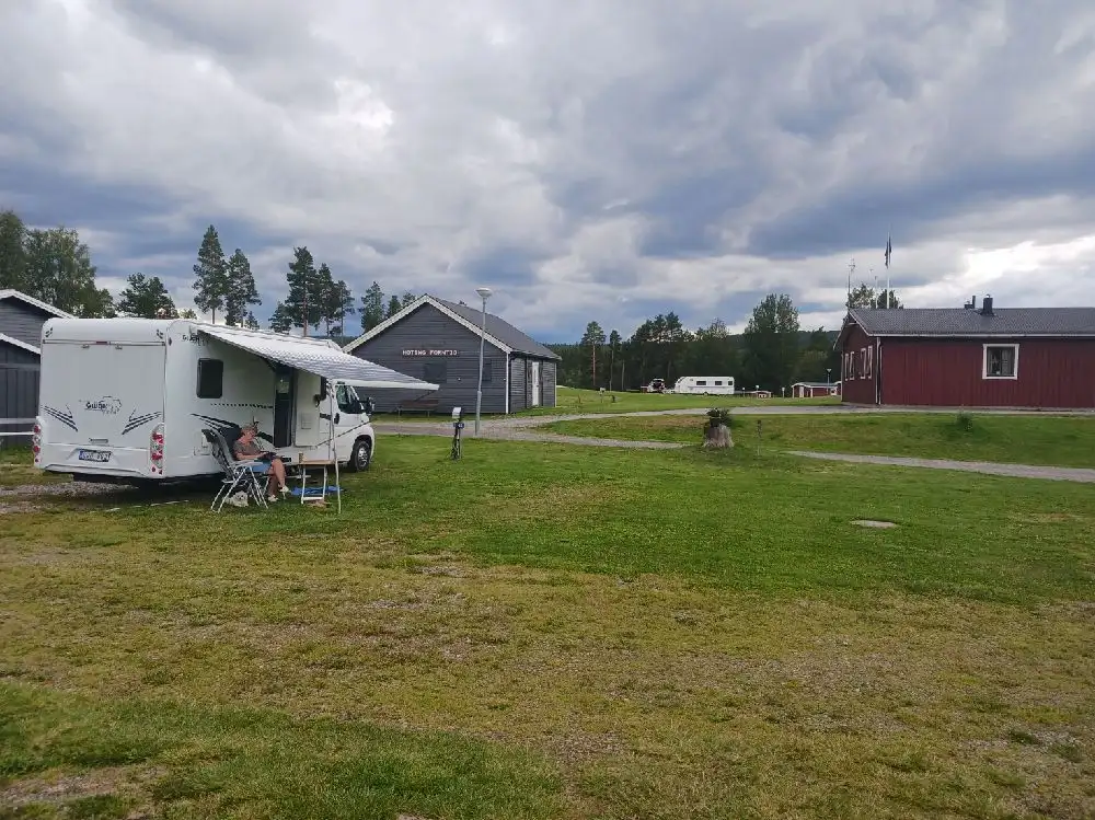 Upptäck Hotings Camping – året runt-öppen ställplats vid Hotingsjön. Elplatser, bad, fiske, skidåkning, bastu & service. Perfekt för husbil & husvagn.