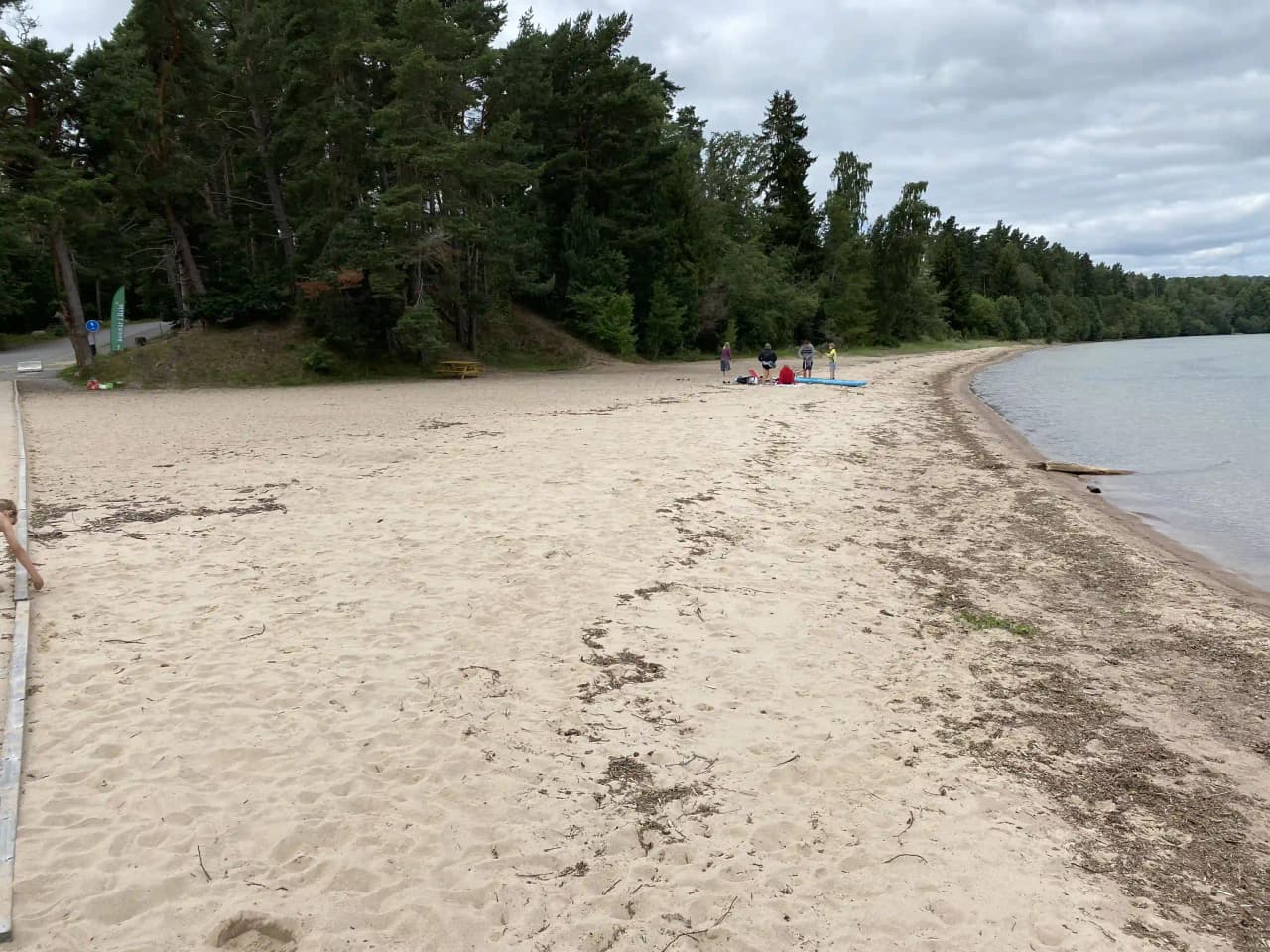 Hitta din perfekta ställplats vid Vättern! Habo Camping & Stugby erbjuder husbilsplatser med el, vatten, dusch, WC & tömning nära Jönköping. Boka nu!
