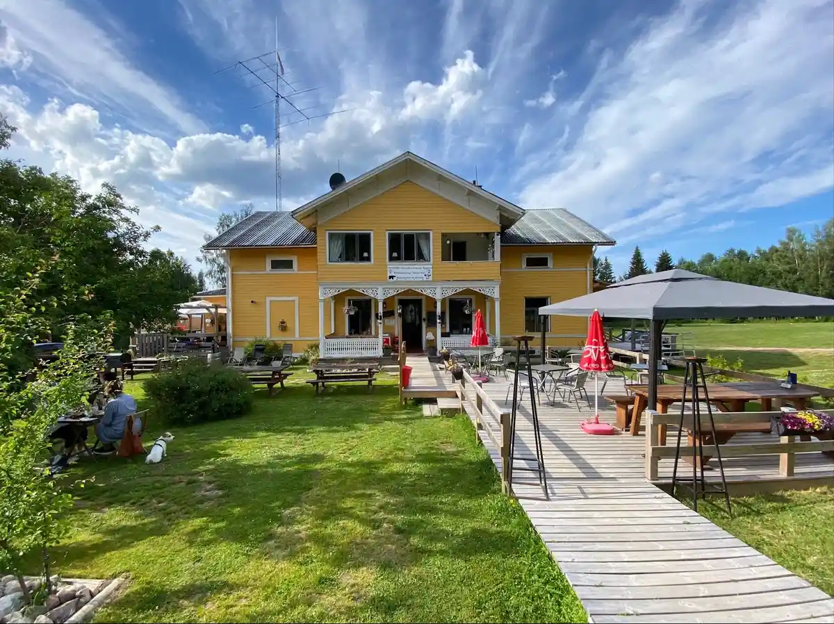 Upptäck Wildlife Sweden Camp Ängra – unik ställplats i Hälsingland. Nära natur, fiske (Ängraån), vilda djur & outdoor-äventyr. Boka din husbilsplats!