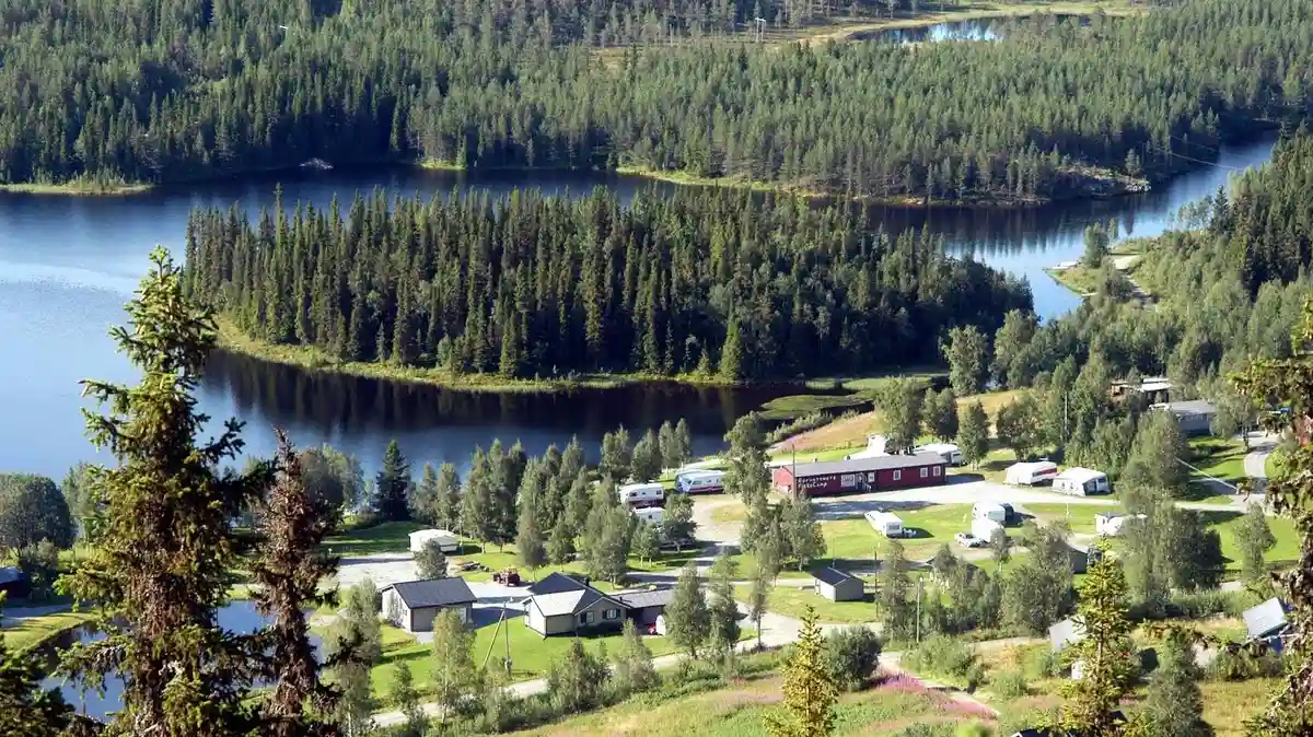 Upptäck Rörvattnets Fiskecamp! Ställplats för husbil/husvagn vid sjö i Jämtlands fjällvärld. Fiske, vandring, bastu, badtunna & restaurang.