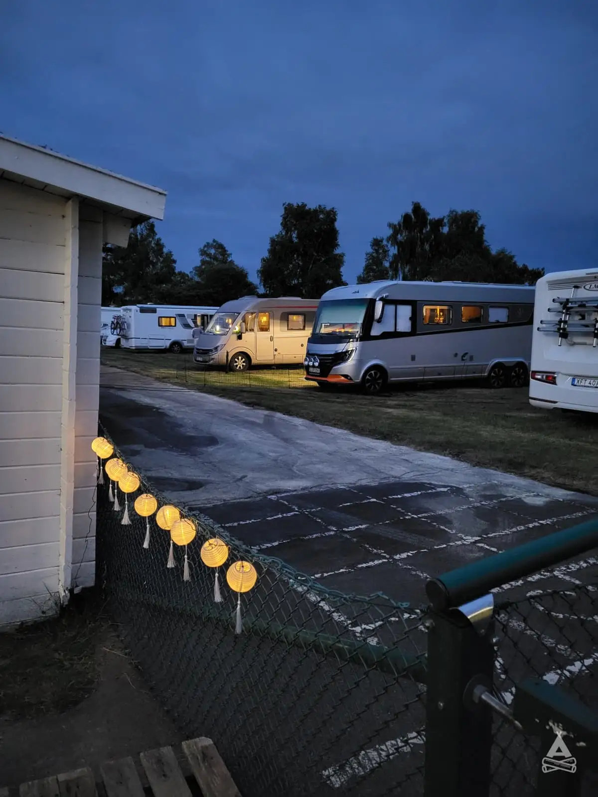 Upptäck KG SleepOver & Ställplats i Karl Gustav! Fridfulla gräsplatser för husbil/husvagn nära Ullared & Varberg. Badtunna, fiske, vandring. Boka nu!