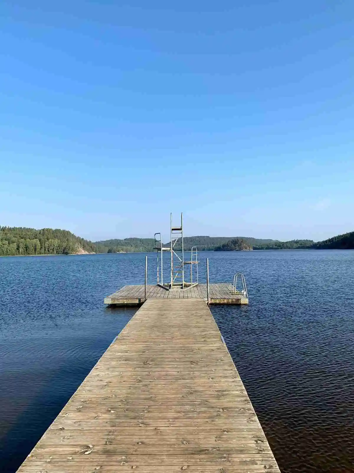 Utforska Pinnarp Camping vid Kisa – natursköna ställplatser för husbil/husvagn vid sjön Drögen. Full service, restaurang, spa, fiske & aktiviteter.