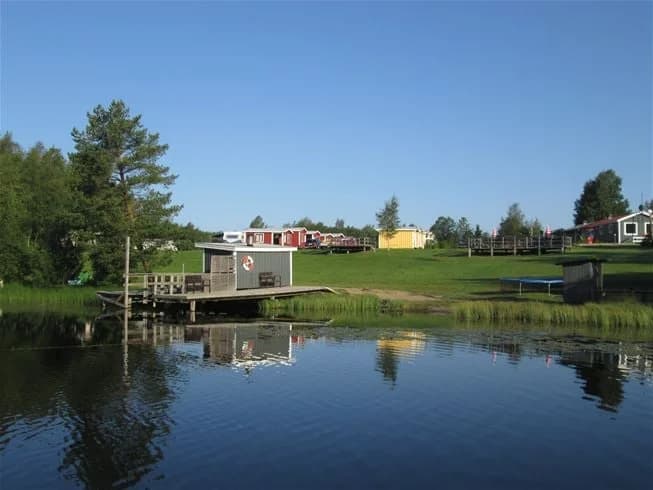 Upptäck Antjärns Camping nära Härnösand – mysig ställplats vid sjö för husbil/husvagn. Nära E4, elplatser, bad, fiske, bastu & service. Boka online!