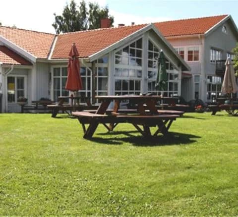 Upptäck Villa Björkhagen: Året runt-öppna ställplatser i Jönköping vid Vättern. Fullservice, pool, strand, restaurang & massor av aktiviteter för alla!