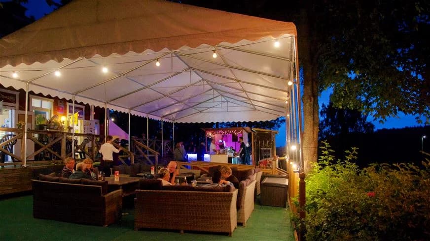 Hitta din perfekta ställplats vid sjön på Malmköpings Bad & Camping! Året runt-öppet med el, servicehus, bad, äventyrsgolf & restaurang. Nära Malmköping.