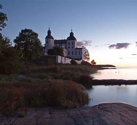 Upptäck Läckö Strand Camping! Naturnära ställplatser för husbil vid Vänern & Läckö Slott. Bad, vandring, café, full service & Wi-Fi. Boka din plats!