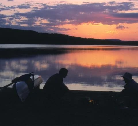Upptäck Klarälvens Camping i Stöllet! Naturnära ställplatser vid älven med el, pool, bastu & äventyr som kanot & fiske. Öppet året runt. Boka din plats!