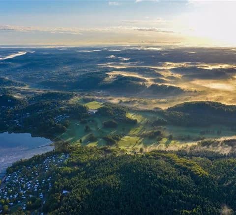 Upptäck Anfasteröd Gårdsvik: Unika ställplatser vid havet i Ljungskile. Full service, aktiviteter, bad, restaurang & natur. Boka din husbilsplats idag!