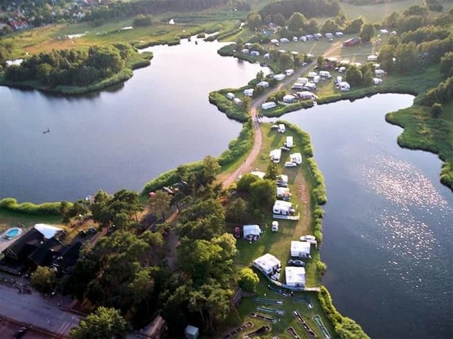 Upptäck Dalskärs Camping i Bergkvara! Ställplatser vid havet, pool, restaurang, padel & hundvänligt. Perfekt familjecamping mellan Kalmar & Karlskrona.