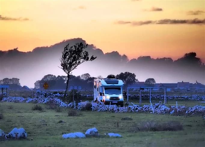 Upptäck Stenåsa Stugor & Campings fina ställplatser på Öland. Bo med husbil nära havet, naturreservat & fågelliv i ett världsarv. Boka din plats!