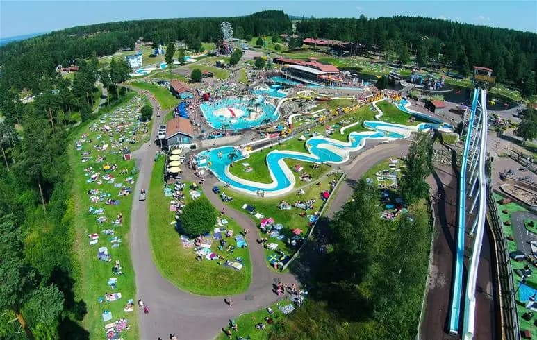 Upptäck Leksand Resort! Ställplats vid Siljan med 5-stjärnig service, pool, strand & nära Sommarland. Boka din husbilsplats i Dalarna året runt.