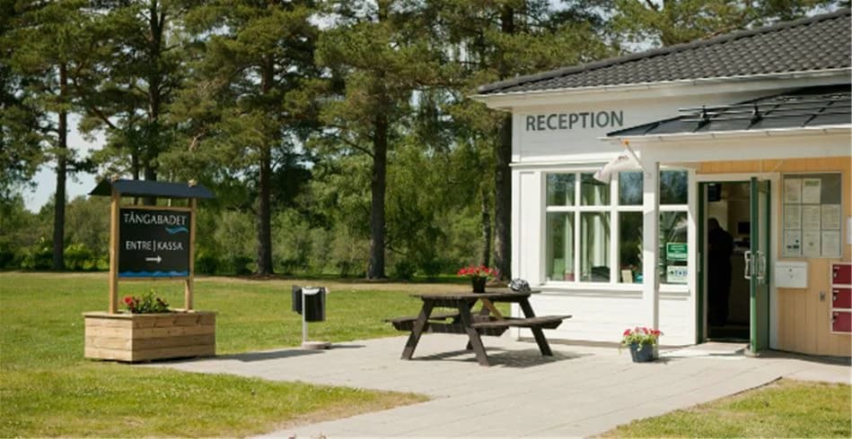 Hitta din perfekta ställplats på Tånga Hed Camping i Vårgårda! Öppet året runt med elplatser, äventyrsbad, bowling, padel & massor av aktiviteter.