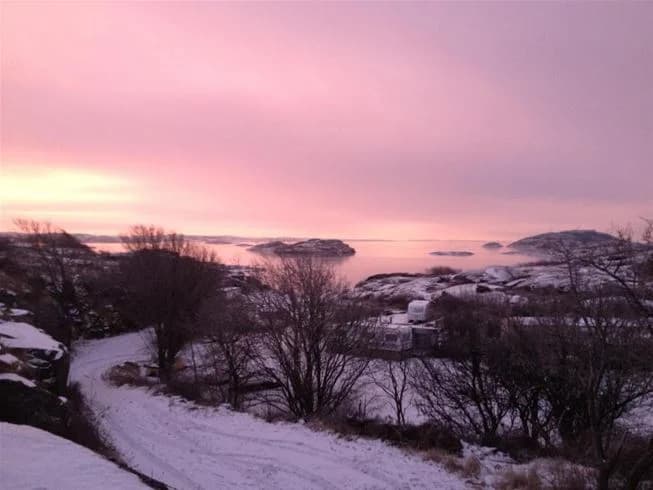 Upptäck Wiggersviks Camping! Havsnära ställplatser i Kungshamn/Smögen med pool, relax, restaurang & massor av aktiviteter. Boka din husbilsplats idag!