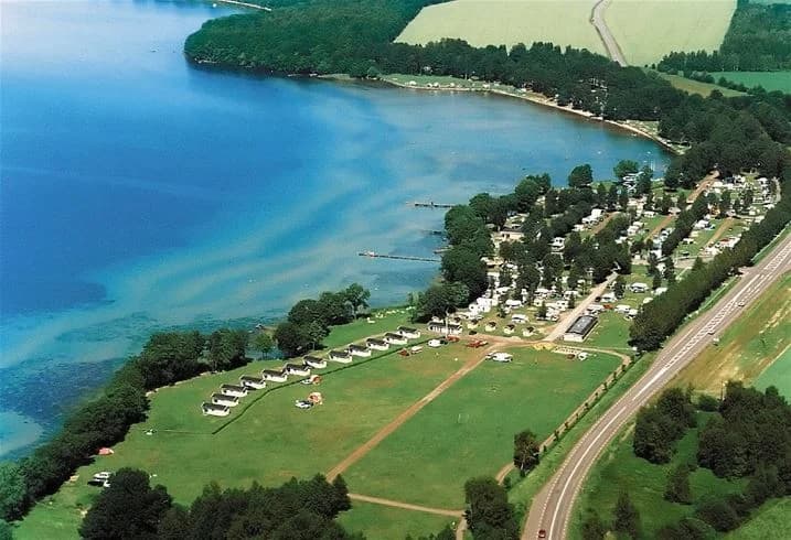 Upptäck Vadstena Camping – ställplatser vid Vättern med strand, pool, restaurang & aktiviteter. Nära historiska Vadstena. Quickstop & Camper-Clean.