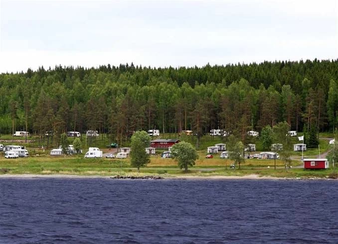 Upptäck Sälstens Camping i Härnösand! Havsnära ställplatser för husbil/husvagn med el, strand, bad & service. Nära centrum & Höga Kusten. Boka nu!
