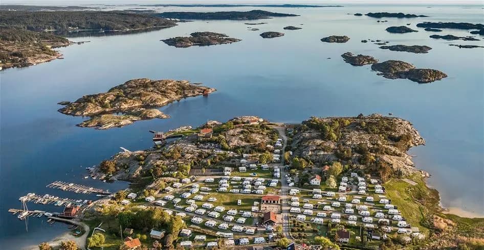 Upptäck Lökholmens Camping nära Strömstad! Havsnära ställplatser för husbil vid Kosterhavet. Familjevänligt med bad, lek, minigolf & moderna faciliteter.