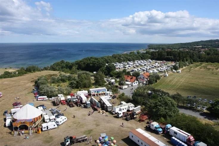 Upptäck Kiviks Familjecamping på Österlen! Perfekta ställplatser för husbil/husvagn nära havet. Familjevänligt med minigolf, lekplats & service.