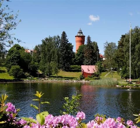 Upplev Djupadalsbadet i Kumla! Familjevänlig ställplats med el/vatten intill äventyrsbad, relax, gym & café. Perfekt för husbil/husvagn. Boka nu!