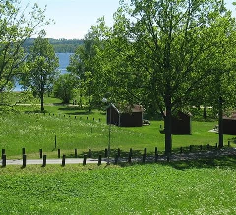 Östanå Camping i Vetlanda: Naturnära ställplatser vid sjö med golf, bad, fiske & familjeaktiviteter. Full service, SCR-ansluten. Nära Astrid Lindgrens Värld.