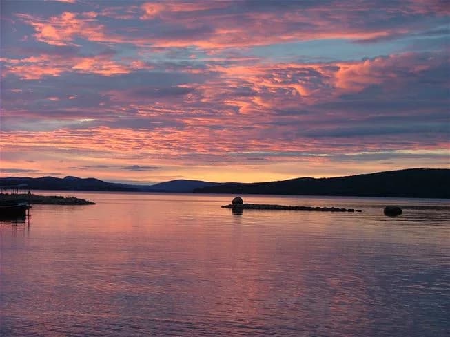 Upptäck Orbaden Camping – ställplatser vid Hälsinglands riviera! Njut av sandstrand vid Ljusnan, familjeaktiviteter & närhet till Järvsö. Boka husbilsplats!