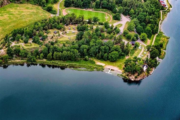 Upptäck Grännäs Camping i Valdemarsvik! Perfekt ställplats vid havet med bad, fiske, padel, minigolf & restaurang. Familjevänligt & husdjursvänligt.