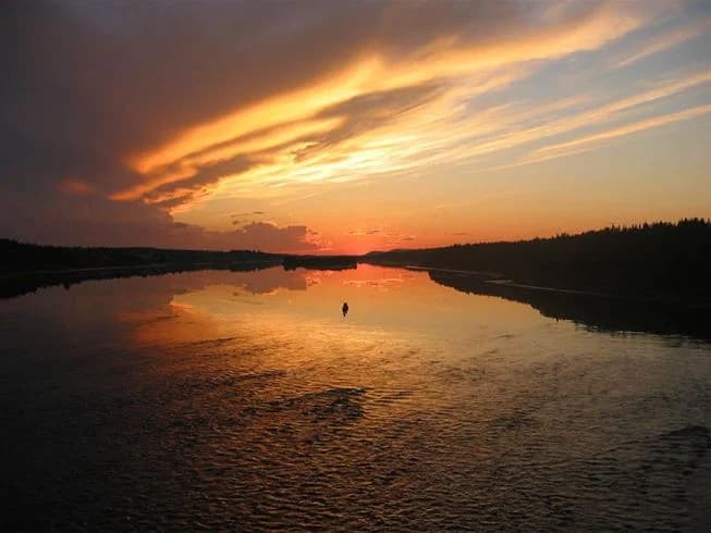 Hitta din perfekta ställplats i Lappland! Pajala Camping Route 99 vid Torneälven erbjuder fiske, natur, norrsken & midnattssol. Öppet året runt.