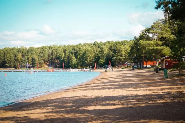 Ställplats Årsunda Strandbad vid Storsjön. Fullservice året runt för husbil. Njut av sandstrand, restaurang, aktiviteter & natur i Gästrikland. Boka nu!