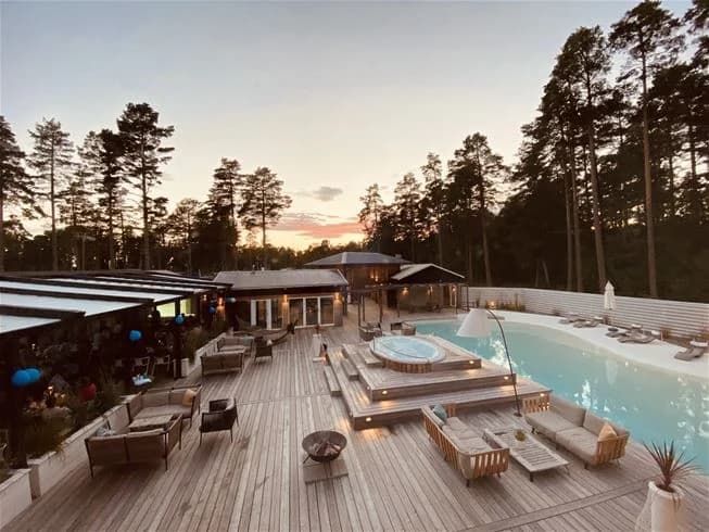 Upplev Hölick Havsresort – unik ställplats vid havet i Hudiksvall. Resort med spa, pool, padel, restaurang & naturreservat. Perfekt för husbil/husvagn.