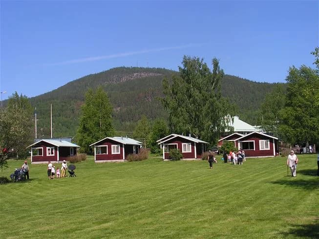 Borgsjö Strand: Året runt-öppen ställplats vid Ljungan. Fullservice för husbil/husvagn, restaurang, bastu, bad & el. Hundvänligt. Boka din plats!