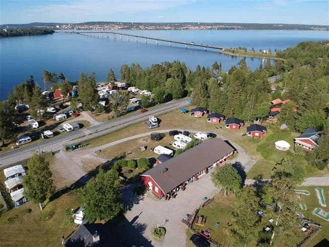 Upptäck Sandvikens Camping på Frösön! Ställplatser för husbil vid Storsjön (el/utan el), nära Östersund. Först till kvarn. Bad, fiske, service & utsikt!