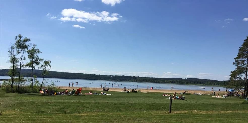 Upptäck Flatens Camping i Hillerstorp – naturnära ställplatser vid sjön Flaten. Perfekt för husbil/husvagn med bad, fiske, minigolf & nära High Chaparral.