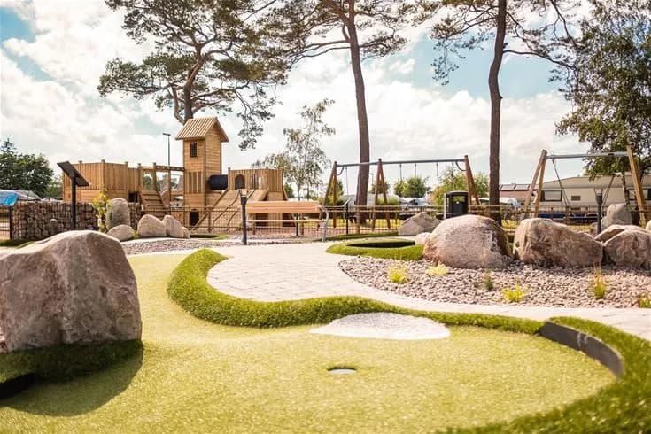 Upptäck Båstad Camping! Perfekta ställplatser nära hav & centrum på Bjärehalvön. Pool, restaurang, äventyrsgolf & aktiviteter för hela familjen. Boka nu!