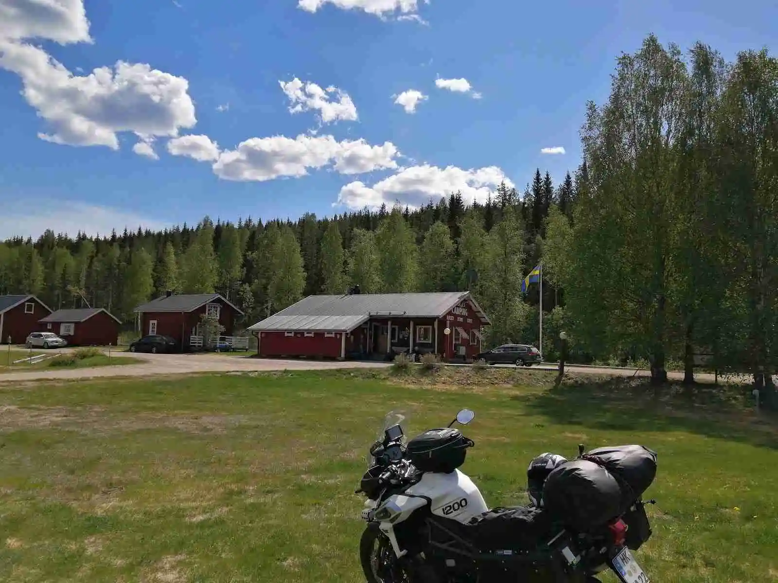 Hitta din ställplats på Höljes Camping i Värmland. Nära Klarälven & Finnskogen. El, dusch, WC, fiske, WiFi. Perfekt för husbil/husvagn. QuickStop.