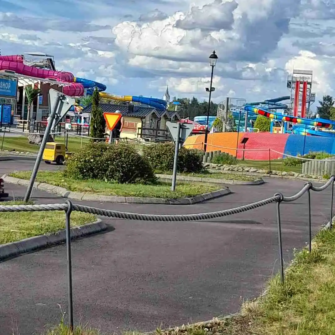 Upptäck Sunne Camping & Sommarland! Perfekt ställplats vid Fryken med el, vatten, tömning & WiFi. Nära bad, äventyr & Värmlands sevärdheter.