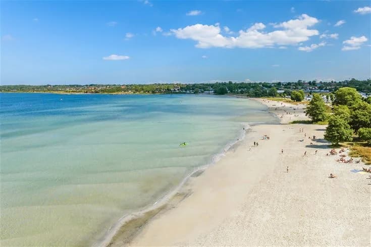 Upplev Grönhag Camping på Öland! Ställplatser vid Köpingsviks strand med pool, restaurang, aktiviteter för hela familjen och nära till sevärdheter.