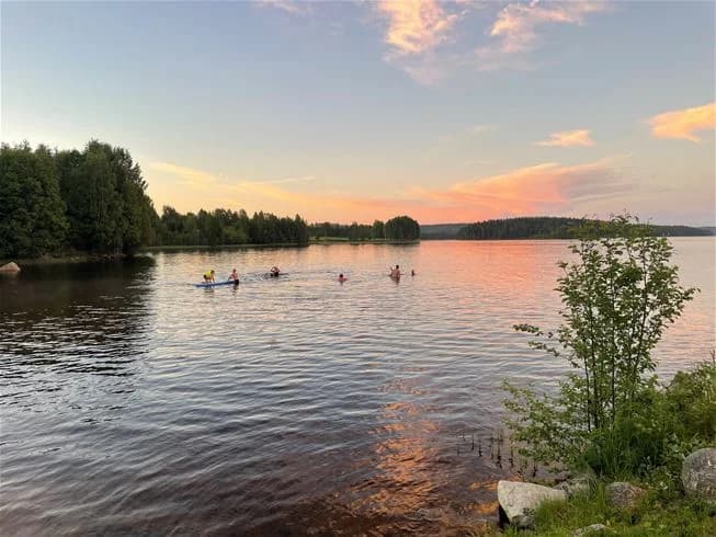 Upptäck Trehörningsjö Camping: Ställplatser & stugor vid sjö nära Övik/Umeå. Öppet året runt! El, service, bad, fiske, vandring, bastu. Boka nu!