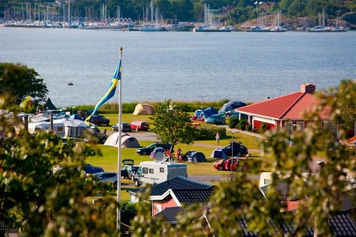 Upptäck Lisebergs Camping Askim Strand – ställplatser vid havet nära Göteborg & Liseberg. Familjevänligt med strand, aktiviteter & full service. Boka nu!