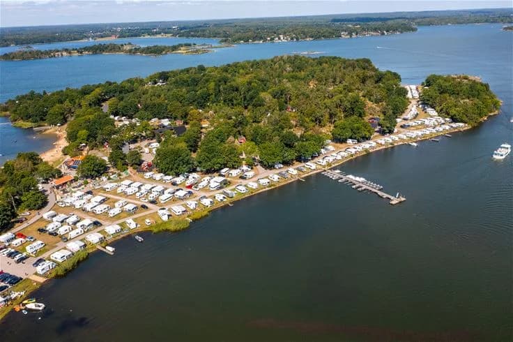 Upptäck Dragsö Camping, ställplatser på egen ö i Karlskrona skärgård. Havsnära, familjevänligt & fullt av aktiviteter. Boka din husbilsplats idag!