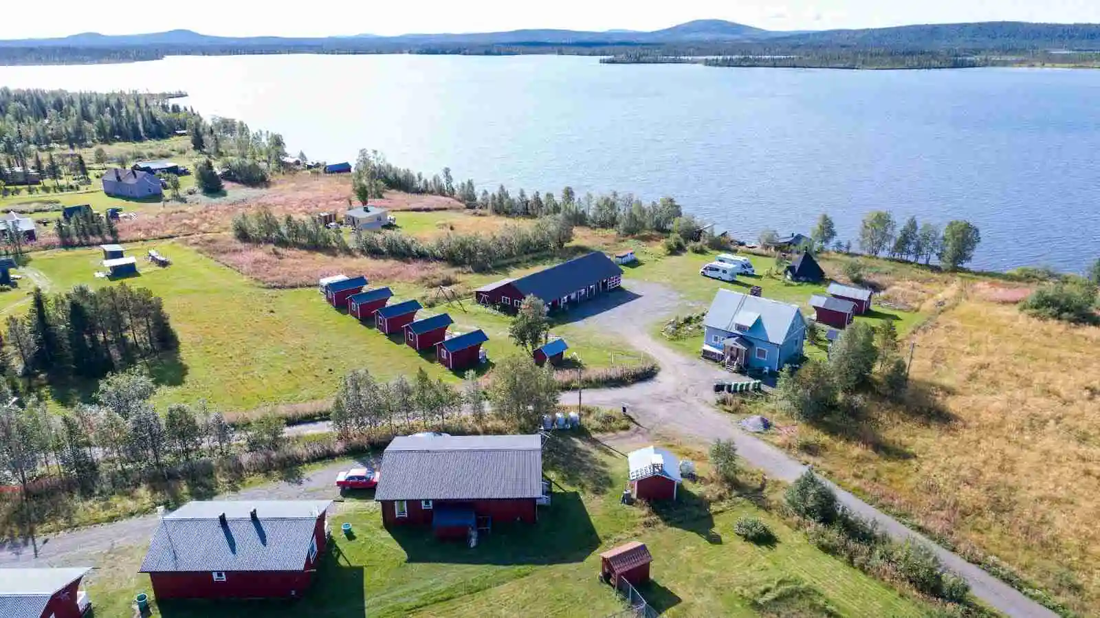 Hitta din rofyllda ställplats vid Piilijärvi Camping i Swedish Lapland. Njut av sjöutsikt, fiske, vandring & norrsken. El, dusch, WC. Husdjur välkomna!