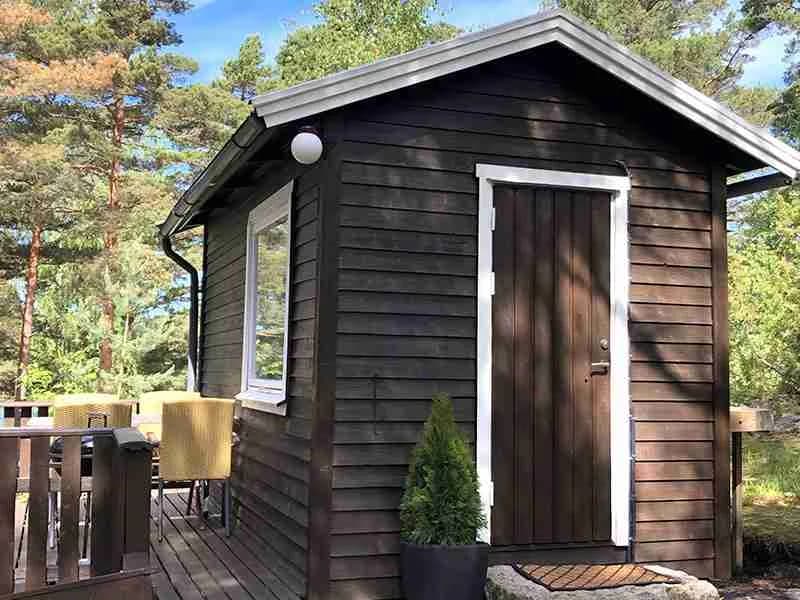 Upptäck Kyrkvikens Camping på Resö! Havsnära ställplatser i Bohuslän med el, service & extra välkomnande för hundar. Boka din plats vid Kosterhavet!