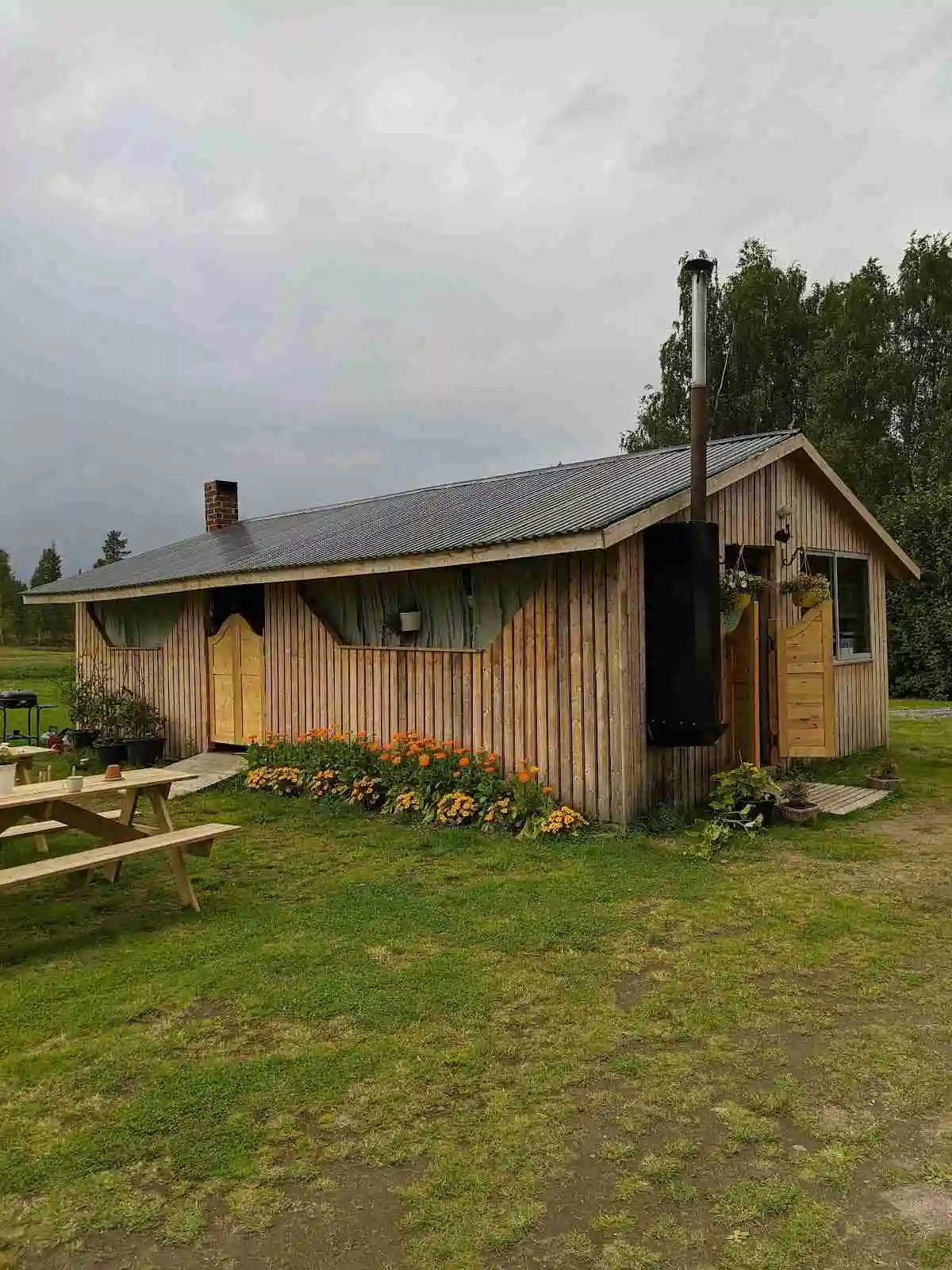 Upptäck Orrkulla Camping, en naturskön ställplats vid Vindelälven i Lappland. Perfekt för husbil/husvagn med fiske, vandring, bastu & discgolf.