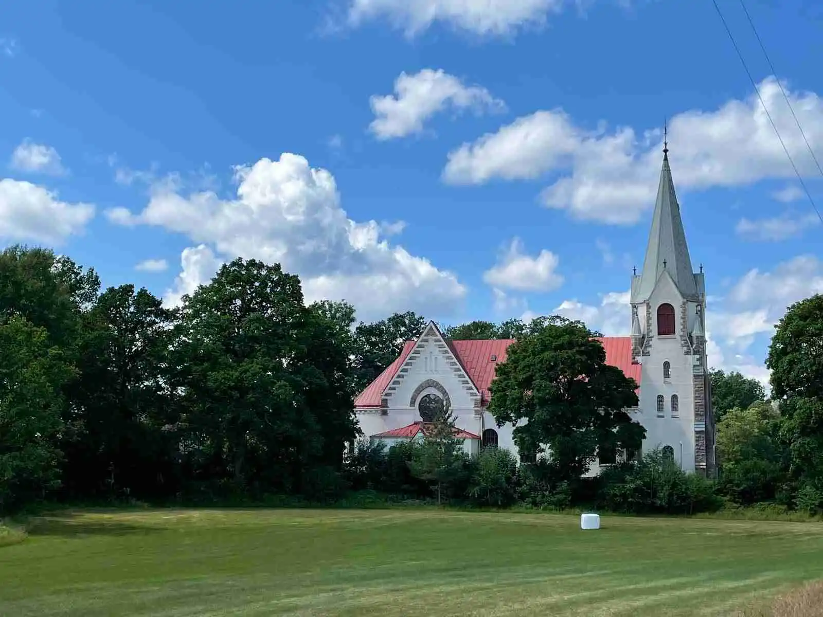 Upptäck Kalvs Familjecamping – naturnära ställplatser för husbil/husvagn vid sjö. Perfekt för fiske, vandring, paddling, familjeäventyr & golf i Kalv.