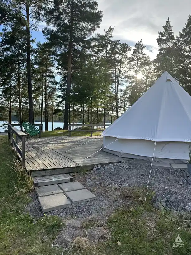 Upptäck Strömsnäs Naturcamping! Naturnära ställplatser för husbil vid sjön Viken i Forsvik. Nära Tiveden. Bad, fiske, vandring & service. Boka din plats!