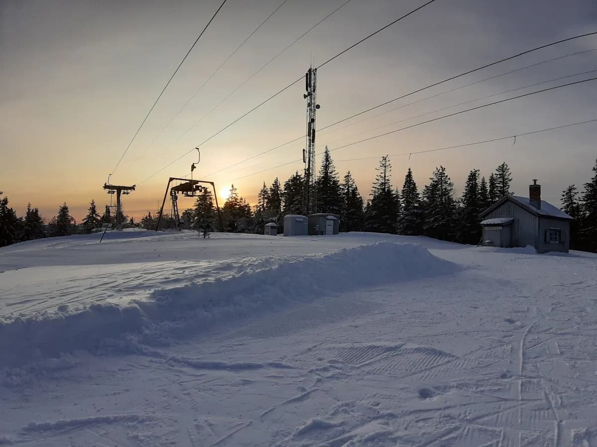 Upptäck Storklinta Skidcenter i Jörn! Perfekt ställplats för husbil/husvagn med el, dusch, WC & restaurang. Nära skidåkning på natursnö. Boka nu!