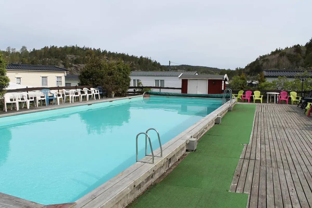 Hitta din perfekta ställplats på Ylseröd Camping nära Strömstad. Njut av pool, restaurang & närhet till Kosterhavet. Idealiskt för husbil & husvagn.