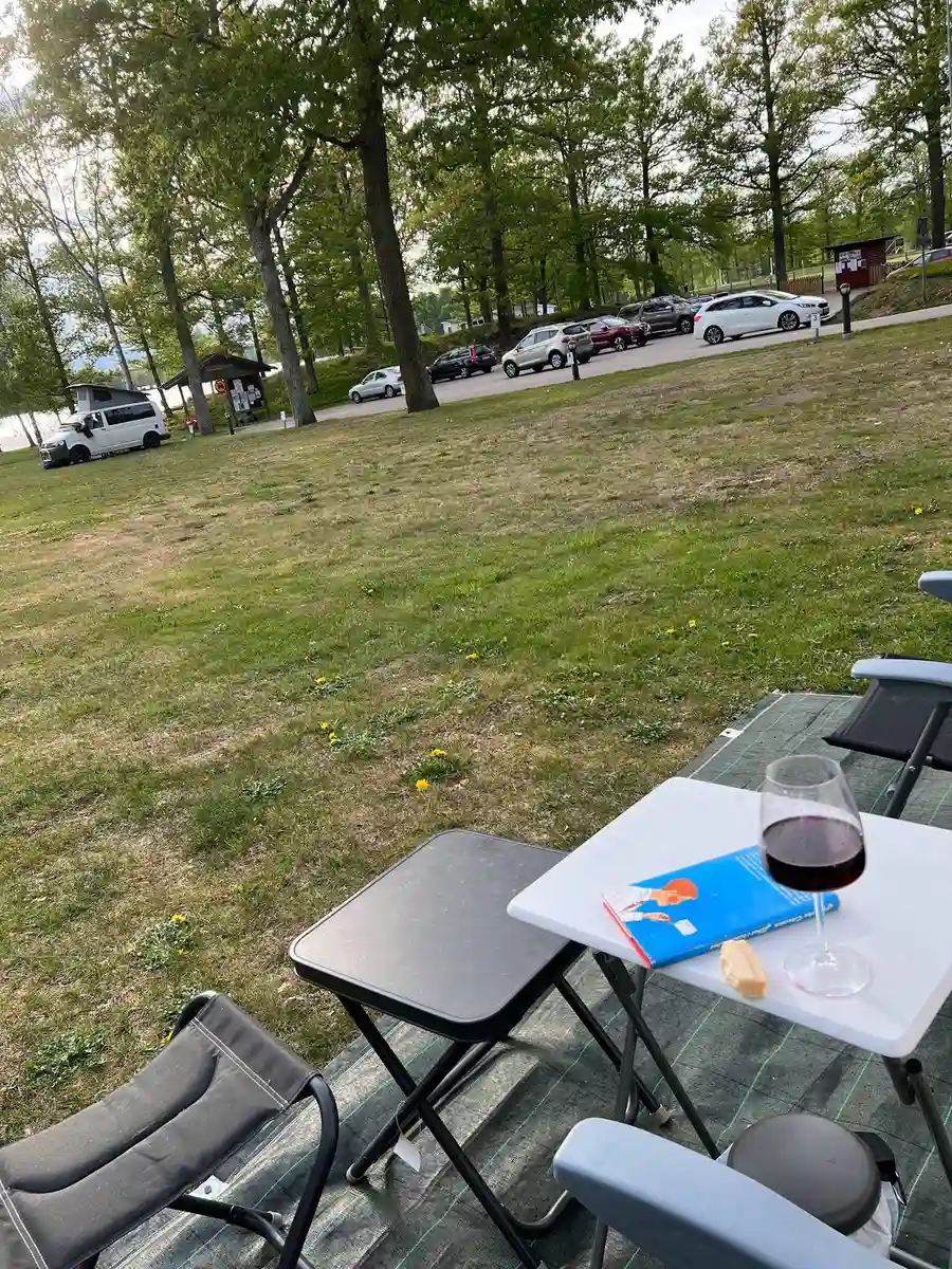 Utforska Alsterbro Camping, certifierad ställplats i Småland. Erbjuder el, dusch, WC, WiFi, fiske & husdjursvänligt. Nära natur & Alsterbro Minihotell.
